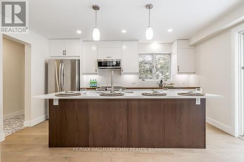 16 Garrett Cres, Barrie, ON - Indoor Photo Showing Kitchen With Upgraded Kitchen