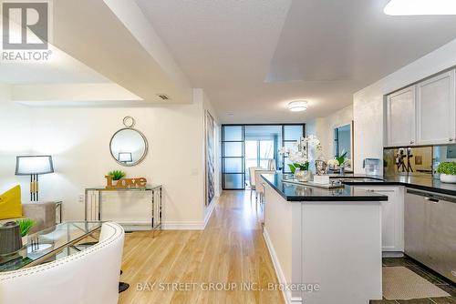 209 - 21 Hillcrest Avenue, Toronto, ON - Indoor Photo Showing Kitchen