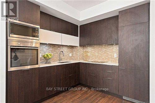 1809 - 318 Richmond Street, Toronto, ON - Indoor Photo Showing Kitchen With Upgraded Kitchen