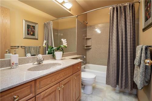 108 Courland Bay, Winnipeg, MB - Indoor Photo Showing Bathroom