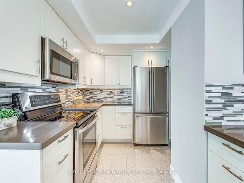 2207-77 Harbour Sq, Toronto, ON - Indoor Photo Showing Kitchen With Upgraded Kitchen