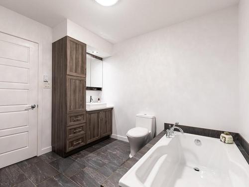Bathroom - 209A  - 209B Boul. St-Luc, Saint-Jean-Sur-Richelieu, QC - Indoor Photo Showing Bathroom
