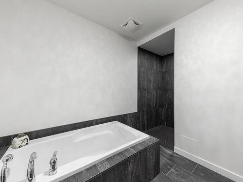 Bathroom - 209A  - 209B Boul. St-Luc, Saint-Jean-Sur-Richelieu, QC - Indoor Photo Showing Bathroom