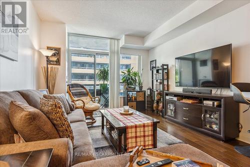 #316 -1 Hurontario St, Mississauga, ON - Indoor Photo Showing Living Room
