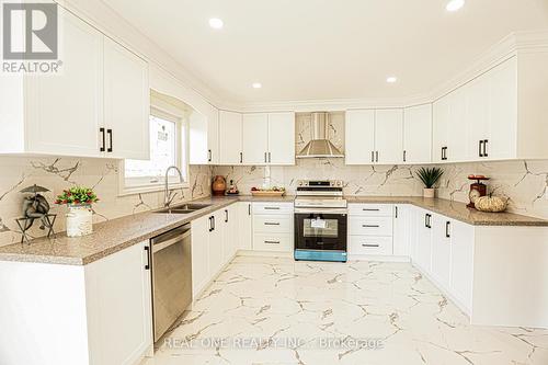 621 Winterton Way, Mississauga, ON - Indoor Photo Showing Kitchen With Double Sink