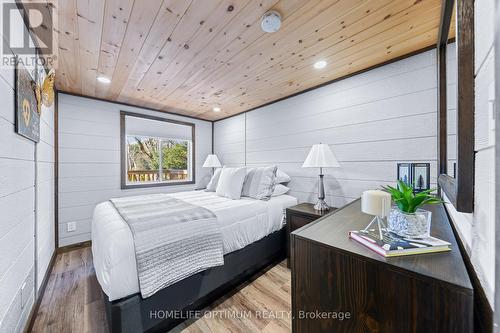 1007 Elliott Rd, Algonquin Highlands, ON - Indoor Photo Showing Bedroom