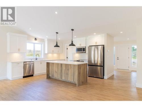 333 Sandhill Crescent, 100 Mile House, BC - Indoor Photo Showing Kitchen With Upgraded Kitchen