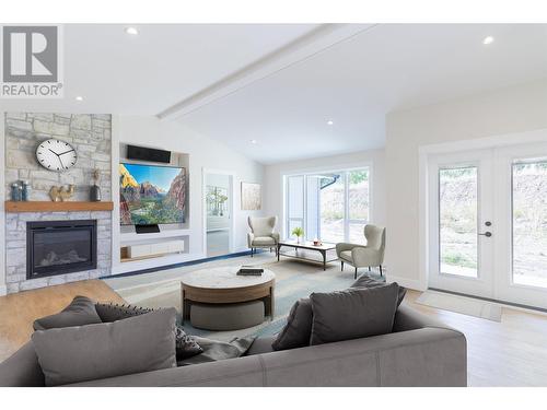 333 Sandhill Crescent, 100 Mile House, BC - Indoor Photo Showing Living Room With Fireplace