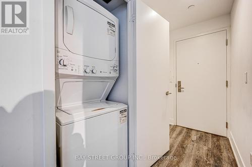 609 - 75 St Nicholas Street, Toronto, ON - Indoor Photo Showing Laundry Room
