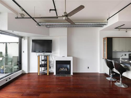 305-21 Erie St, Victoria, BC - Indoor With Fireplace