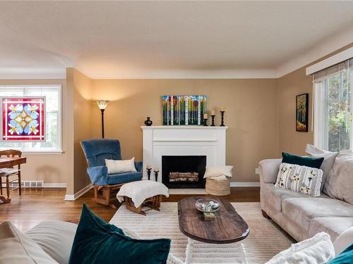 1927 Knox Crescent, Kelowna, BC - Indoor Photo Showing Living Room With Fireplace