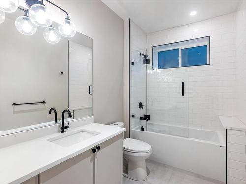 628 Cove Cres, North Saanich, BC - Indoor Photo Showing Bathroom
