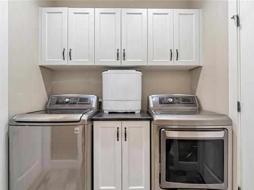 157 Maddock Ave West, Saanich, BC - Indoor Photo Showing Laundry Room