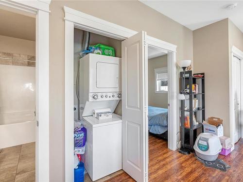 157 Maddock Ave West, Saanich, BC - Indoor Photo Showing Laundry Room