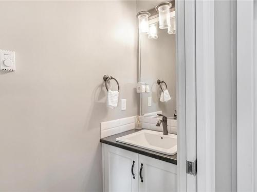 157 Maddock Ave West, Saanich, BC - Indoor Photo Showing Bathroom