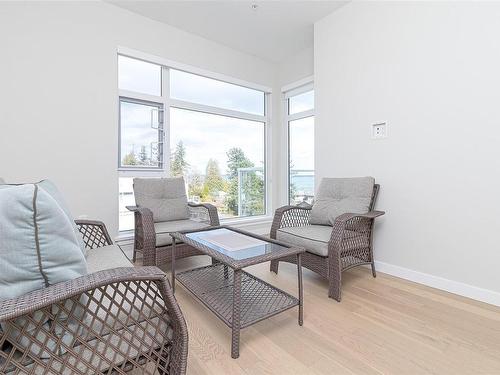 401-5118 Cordova Bay Rd, Saanich, BC - Indoor Photo Showing Living Room