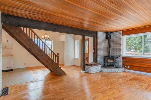 421 104Th Street, Castlegar, BC - Indoor With Fireplace
