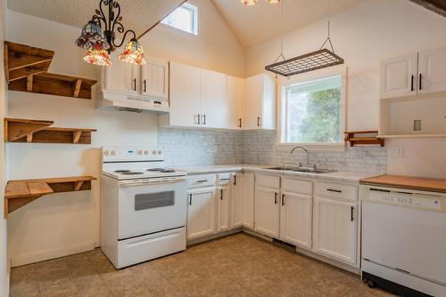 421 104Th Street, Castlegar, BC - Indoor Photo Showing Kitchen