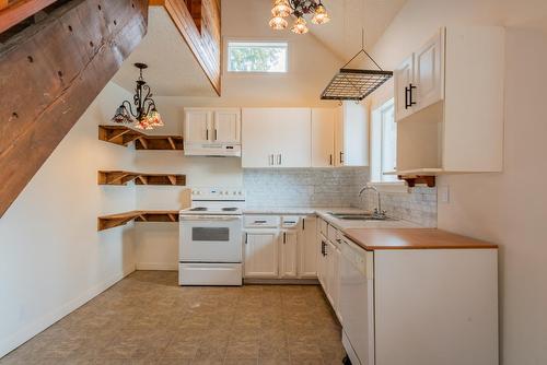 421 104Th Street, Castlegar, BC - Indoor Photo Showing Kitchen With Double Sink