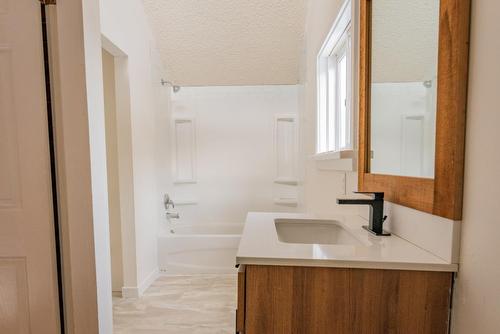 421 104Th Street, Castlegar, BC - Indoor Photo Showing Bathroom
