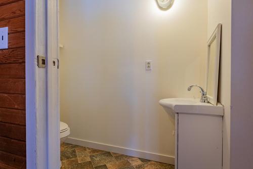 421 104Th Street, Castlegar, BC - Indoor Photo Showing Bathroom