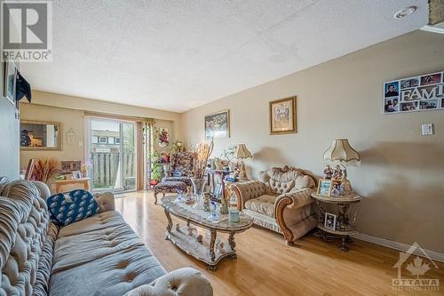 1857 Axminster Court, Ottawa, ON - Indoor Photo Showing Living Room