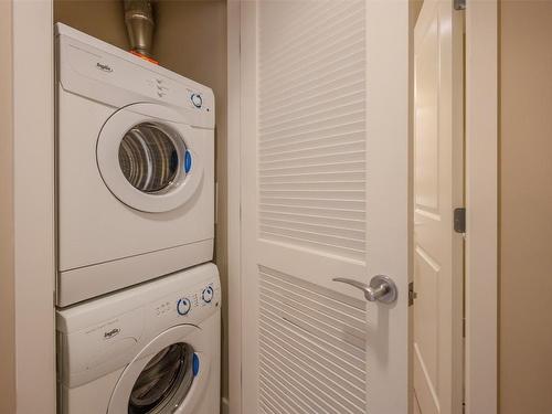 426-15 Park Place, Osoyoos, BC - Indoor Photo Showing Laundry Room