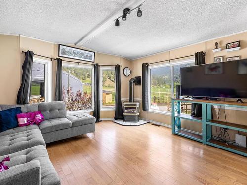 2752 Salmon River Road, Salmon Arm, BC - Indoor Photo Showing Living Room