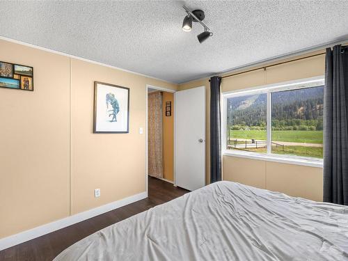 2752 Salmon River Road, Salmon Arm, BC - Indoor Photo Showing Bedroom
