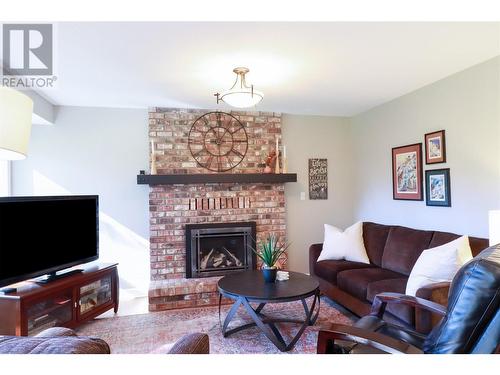 772 Balsam Avenue, Penticton, BC - Indoor Photo Showing Living Room With Fireplace