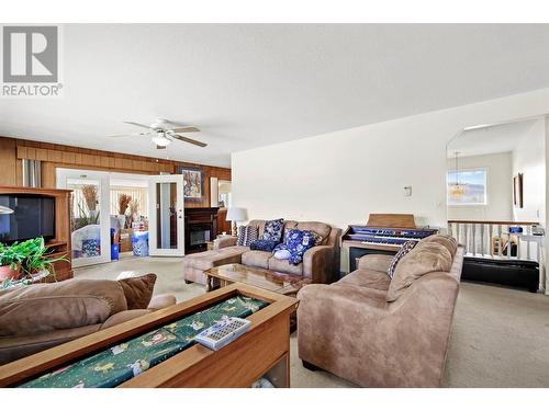 1566 Rutland Road N, Kelowna, BC - Indoor Photo Showing Living Room