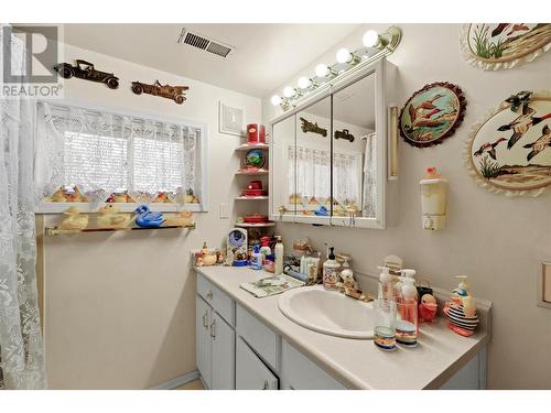 1566 Rutland Road N, Kelowna, BC - Indoor Photo Showing Bathroom