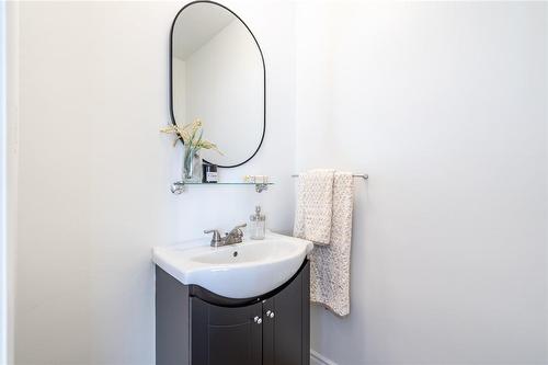 817 Hyde Road, Burlington, ON - Indoor Photo Showing Bathroom