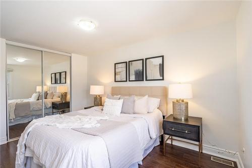 817 Hyde Road, Burlington, ON - Indoor Photo Showing Bedroom