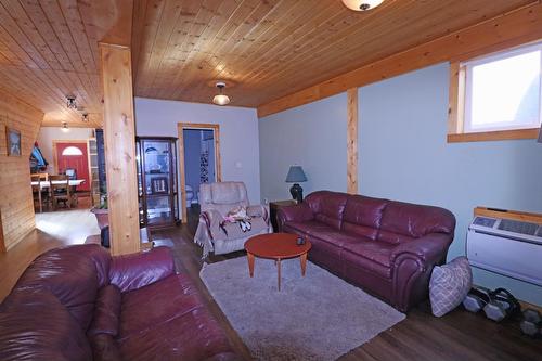6412 8Th Street, Grand Forks, BC - Indoor Photo Showing Living Room