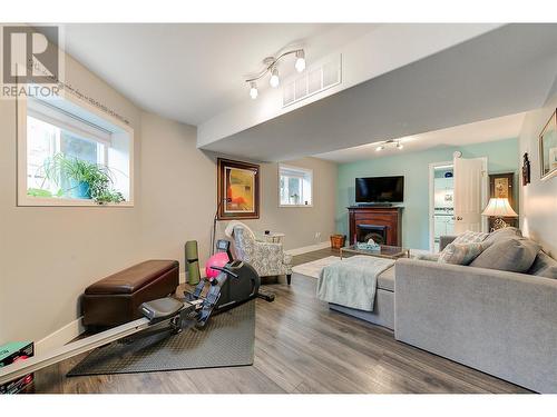 2067 Rosefield Drive, West Kelowna, BC - Indoor Photo Showing Living Room