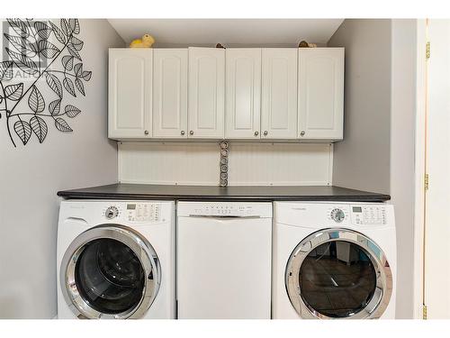 2067 Rosefield Drive, West Kelowna, BC - Indoor Photo Showing Laundry Room