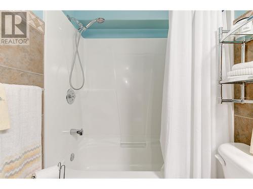 2067 Rosefield Drive, West Kelowna, BC - Indoor Photo Showing Bathroom