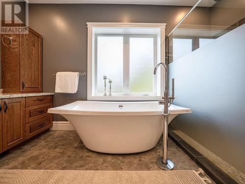 700 Mobley Road, Tappen, BC - Indoor Photo Showing Bathroom
