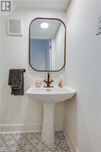 929 Colborne St, London, ON - Indoor Photo Showing Bathroom