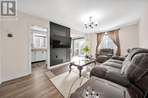 33 Fenchurch Manr S, Barrie, ON - Indoor Photo Showing Living Room