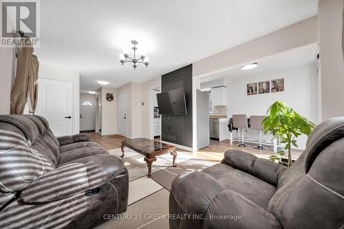 33 Fenchurch Manr S, Barrie, ON - Indoor Photo Showing Living Room