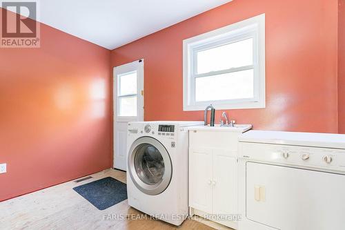 1894 Henry'S Landing, Severn, ON - Indoor Photo Showing Laundry Room