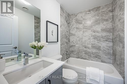 #6 -8 Marquette Ave, Toronto, ON - Indoor Photo Showing Bathroom