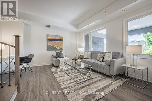 #6 -8 Marquette Ave, Toronto, ON - Indoor Photo Showing Living Room