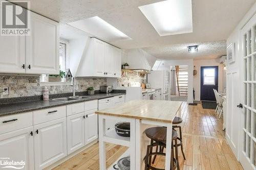 1073 Cedar Beach Road, Bracebridge, ON - Indoor Photo Showing Kitchen