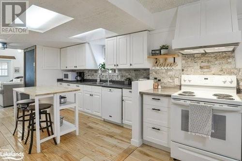 1073 Cedar Beach Road, Bracebridge, ON - Indoor Photo Showing Kitchen