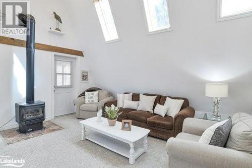 1073 Cedar Beach Road, Bracebridge, ON - Indoor Photo Showing Living Room
