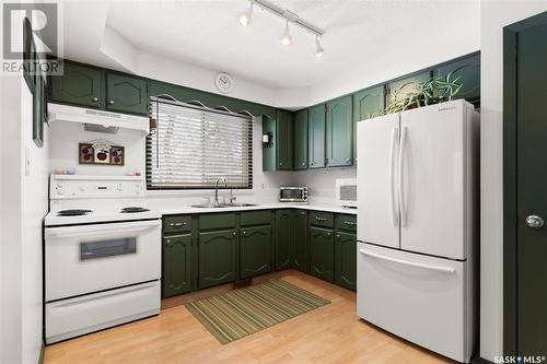 390 Fairview Road, Regina, SK - Indoor Photo Showing Kitchen With Double Sink