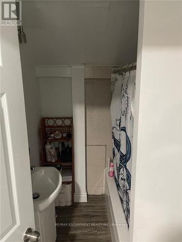 24 Duke St, Brantford, ON - Indoor Photo Showing Bathroom